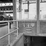 170737 Afbeelding van pictogrammen in de nieuwe huisstijl van N.S. boven de tunneltrap van het N.S.-station Leiden.